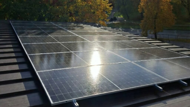 Ziemeļkurzemes reģionālās slimnīcas Talsu filiālē pabeigta saules paneļu uzstādīšana uz ēkas jumta