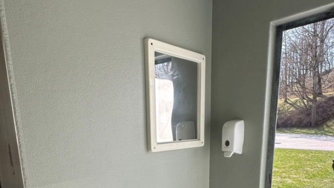 Foto ar Talsos atjaunoto iepriekš nodedzināto wc 