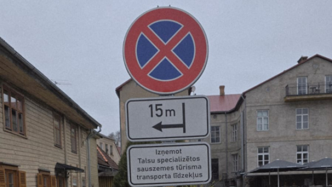 Ceļa zīme Talsu ezera promenādē