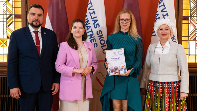 Saeimā godina XIII Latvijas Skolu jaunatnes dziesmu un deju svētku novadu koordinatorus