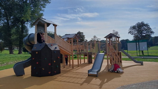 Bērnu rotaļu laukums pie Vilkmuižas ezera