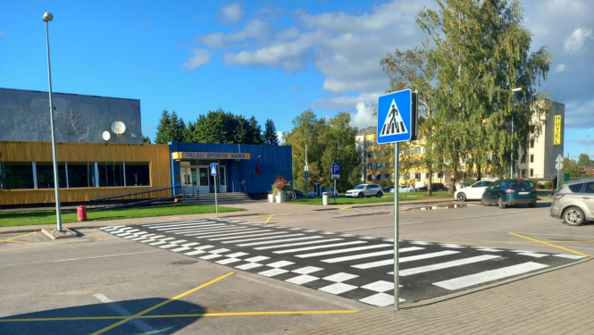 Ātrumvalnis pie Talsu Sporta nama