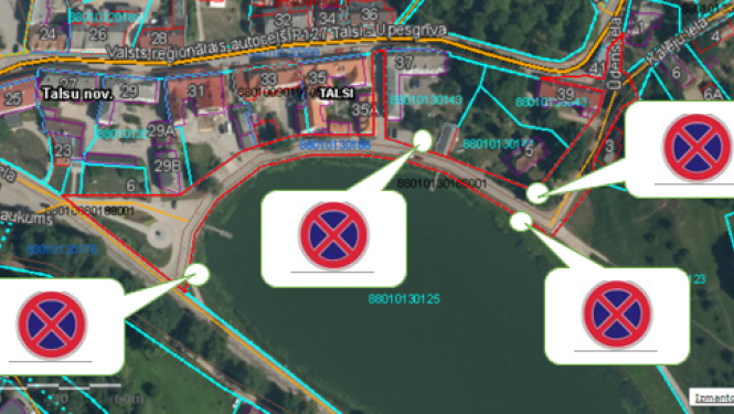 Ceļa zīmes Talsu ezera promenādē