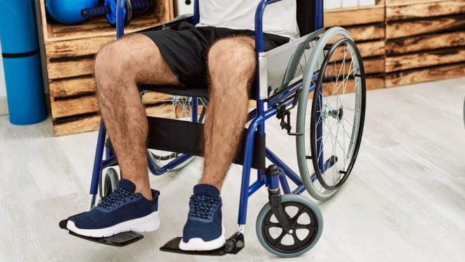 Vīrietis ratiņkrēslā