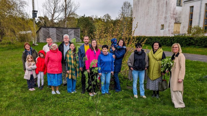 Lībiešu tautas nama 2024. gada vasaras sezonas atklāšanas dalībnieki. Pirmā no labās māksliniece Gita Šmite. Aijas Gedzunas foto