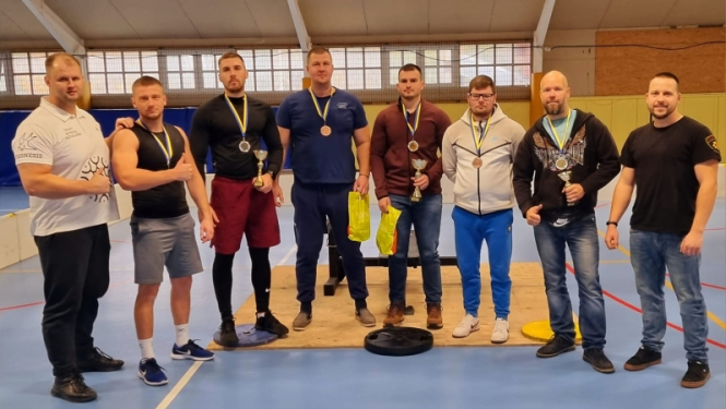 ibuļu kausa spiešanā guļus dalībnieki