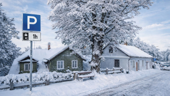 Ceļazīmes, kas atrodas iepretim Lielajai ielai 14 tiks pārvietotas iepretim īpašumam Lielajā ielā 10. Stāvēšanas laiks saglabājas 1h.