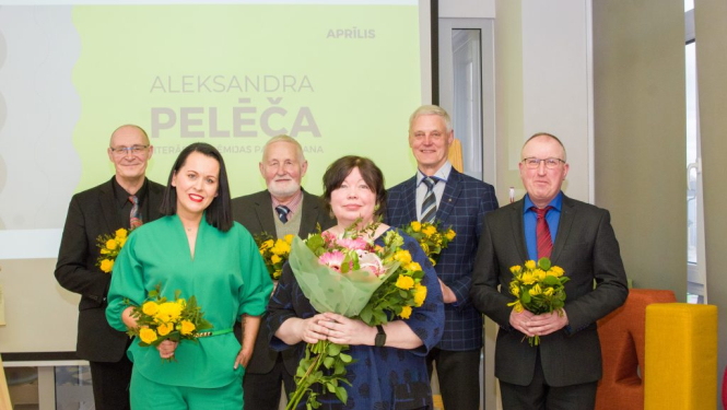 Renāta Blumberga(centā) ar citiem prēmijas nominantiem