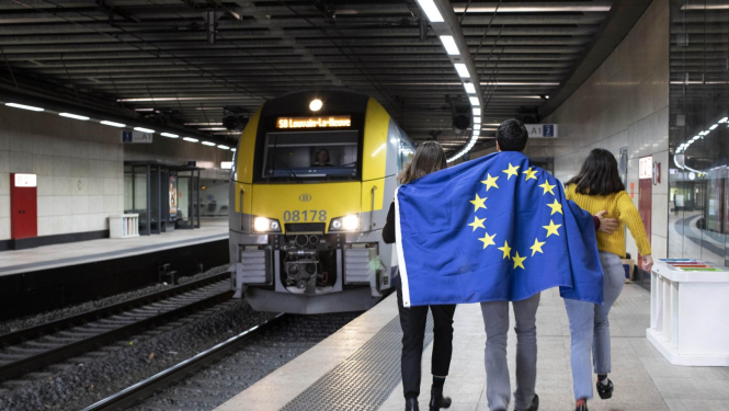 Jaunieši ar Eiropas Savienības karogu