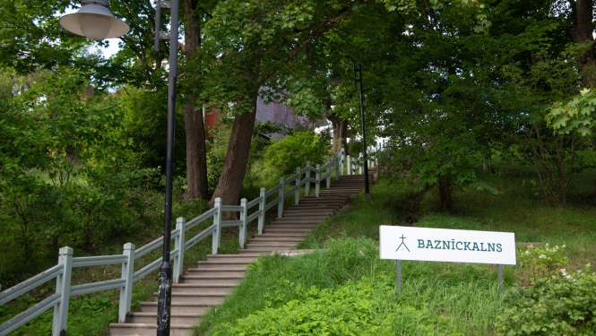 Uzsāks kāpņu margu demontāžu un jaunu margu montāžu Baznīckalnā un Fabrikas ielā