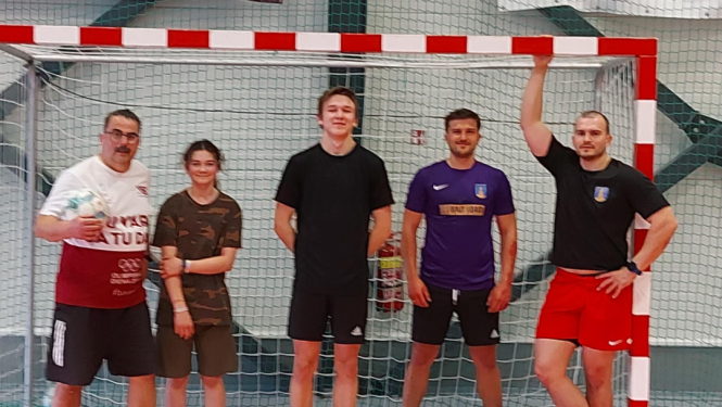 Aizvadīts Mērsraga meistarsacīkšu telpu futbolā astotais posms