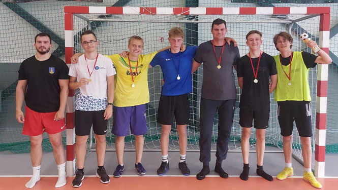 Mērsraga meistarsacīkstēm telpu futbolā norisinājies sezonas noslēguma posms