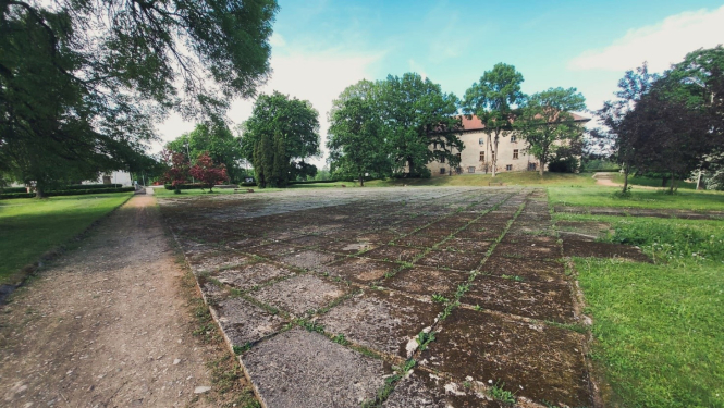 Dundagas pils laukums