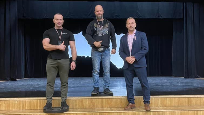 Lāčplēša kauss svara stieņa spiešanā guļus uz atkārtojuma skaitu