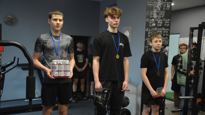 Lieldienu kauss vilkmē no zemes