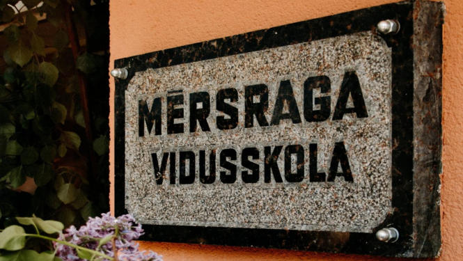Mērsraga vidusskolas nosaukuma plāksne