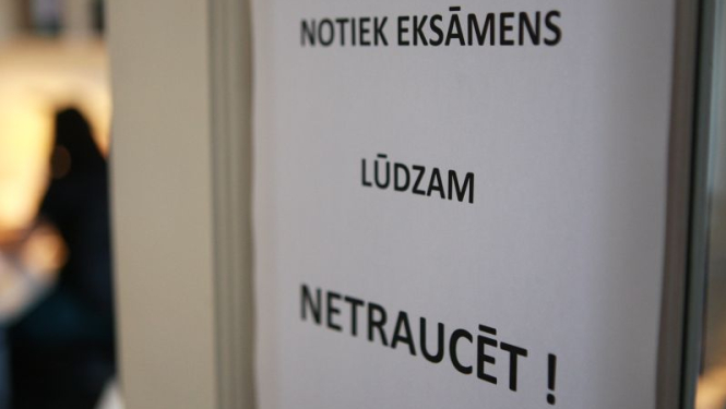 notiek eksāmens