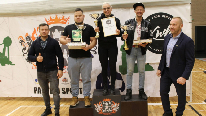 Pauerliftinga sacensību attēls