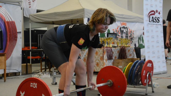 Noslēdzies Latvijas čempionāts spēka trīscīņā pa vecuma grupām