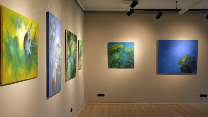 Pedvālē apskatāma Silvijas Meškones gleznu izstāde „Es skatos saulē”