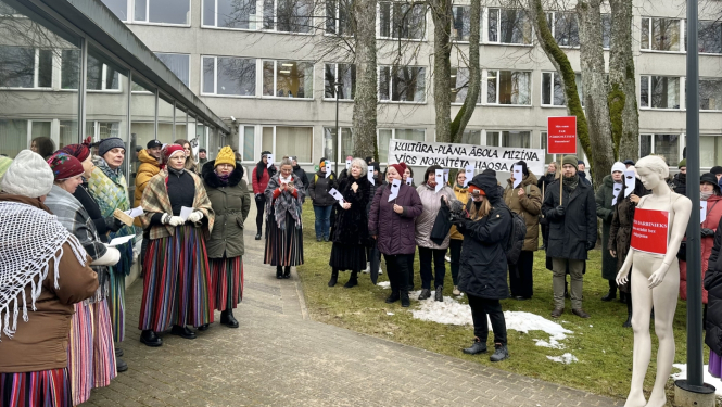 Pikets par plānoto pašvaldības iestāžu amata vietu un budžeta samazināšanu