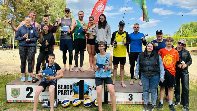 Pludmales volejbola uzvarētāji – uzvarētāji un tiesneši