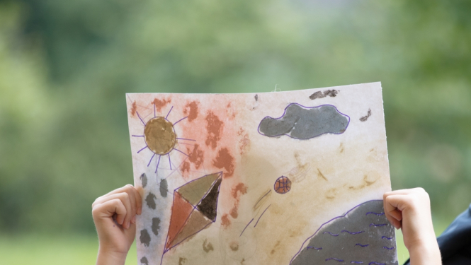 bērns ar zīmējumu