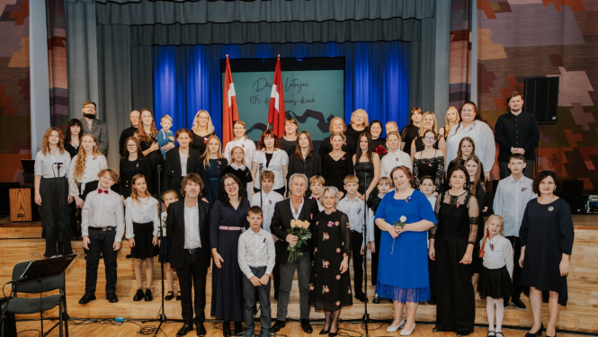 Koncerta dalībnieku kopīgais foto Rojā