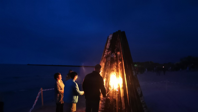 Talsu, Prieņu un Čortkivas pārstāvji iededzina kopīgi ugunskuru jūras krastā