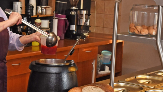 Siltas zupas izsniegšanas vieta kafejnīcā Bella