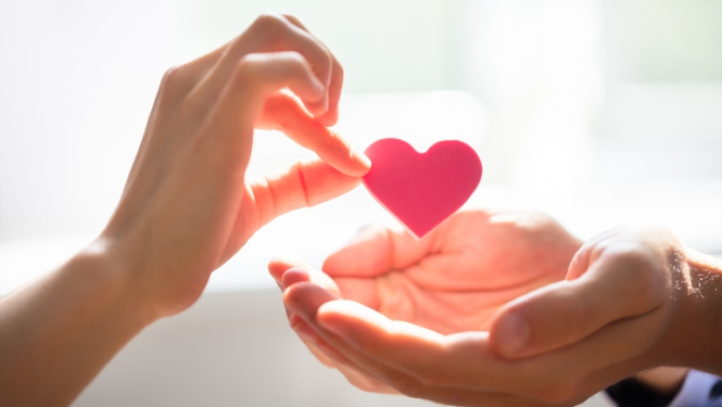 Rokas, sirsniņa, ilustratīvs attēls sociālajam dienestam