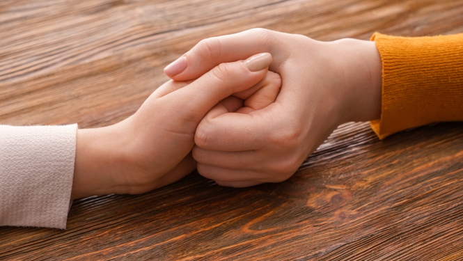 Rokas. Ilustratīvs attēls sociālajai palīdzībai