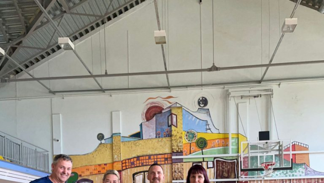 Sporta skolotāji Normunds Krūze un Gerda Zvirgzdiņa, „SuperBingo” pārstāvis un „Sporto visi” vadītājs Dinārs Zāģers, Laucienes pamatskolas direktore Signeta Šveiduka