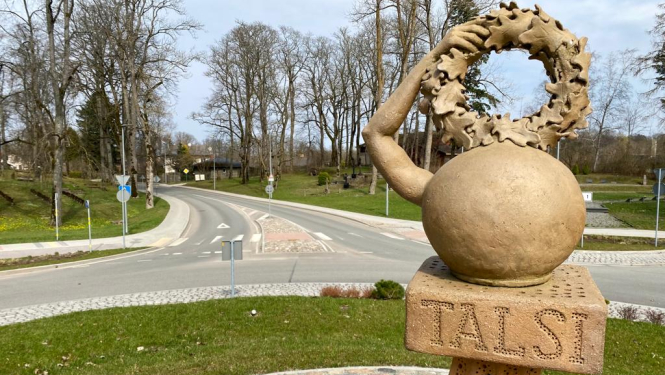 Talsu roka ar vainagu