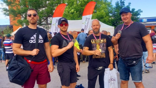 ​Komandas „Talsu Spēka Atlēti" dalībniekiem veiksmīgi starti Latvijas čempionātā spiešanā guļus uz atkārtojumu skaitu Madonā