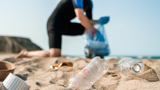 Plastmasas atkritumi pludmales smiltīs