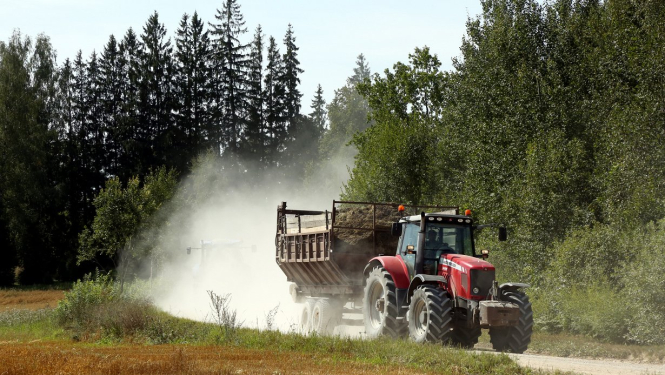 Traktors brauc pa ceļu