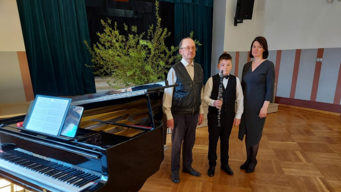 Dundagas Mākslas un mūzikas skola (MMS) kopā ar Klarnetes spēles 3. klases audzēkni Valteru Napski, viņa skolotāju Jāni Popeli un koncertmeistari Daci Šmiti