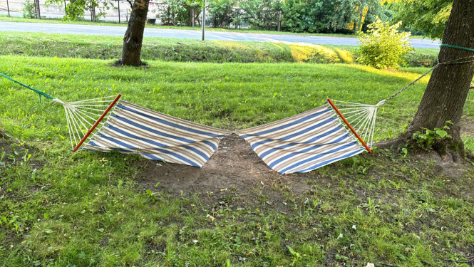 Vandaļi izpostījuši šūpuļtīklu parku