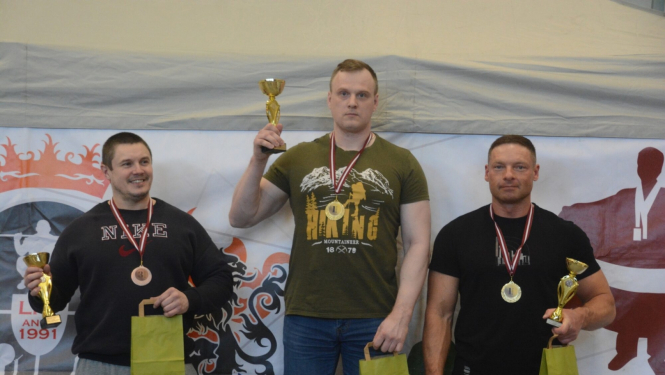 Vitālijs Lukjaņenoks ar jaunu Latvijas rekordu summā uzvar Latvijas čempionātā spēka trīscīņā senioriem