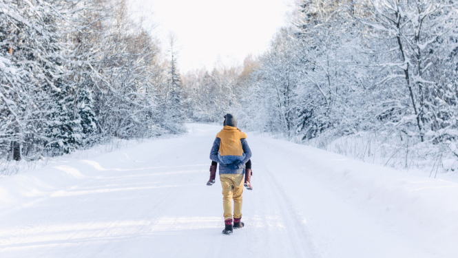 Gājēji uz sniegota ceļa ziemā