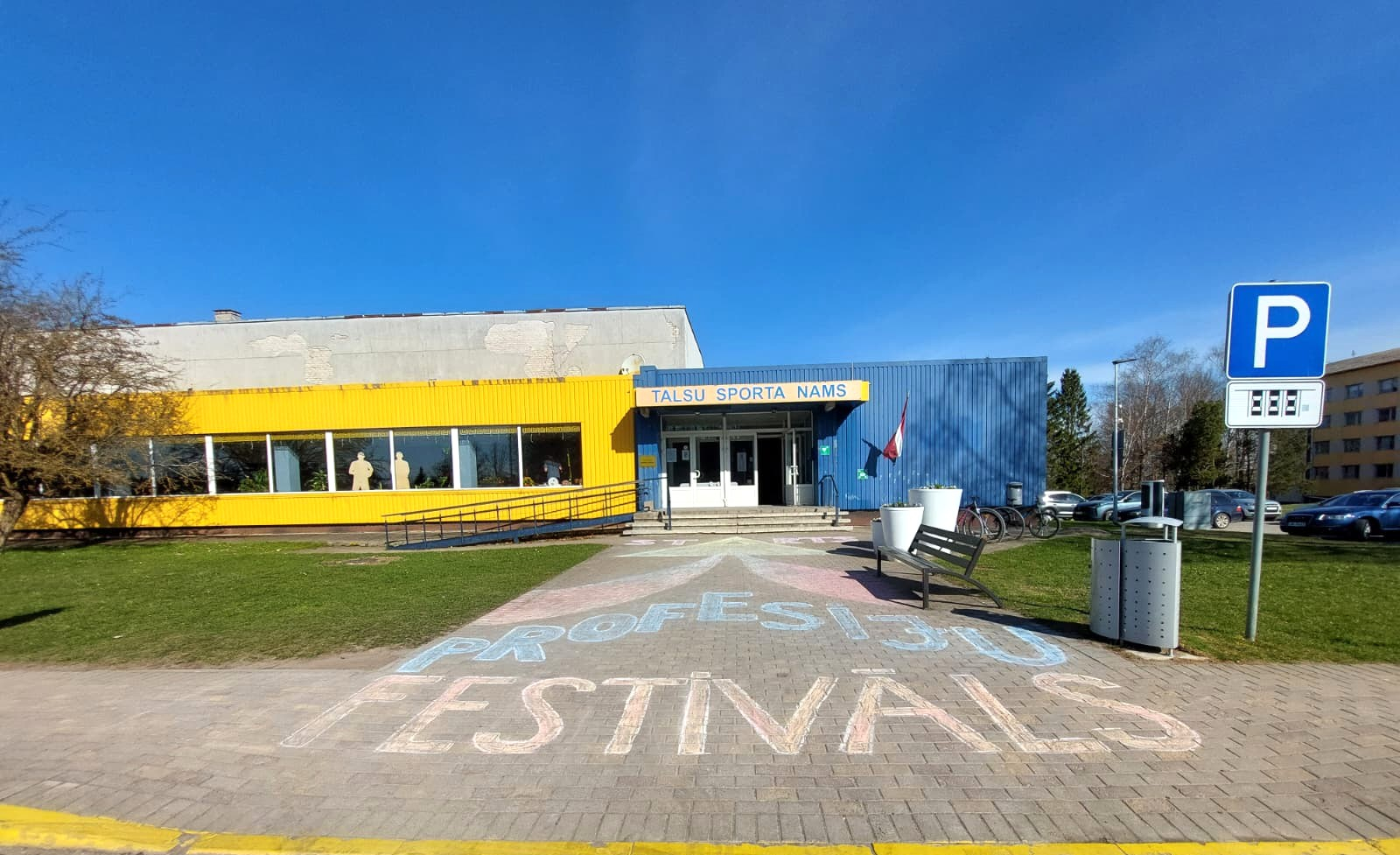 Uzraksts Profesiju festivāls pie Talsu novada Sporta skolas