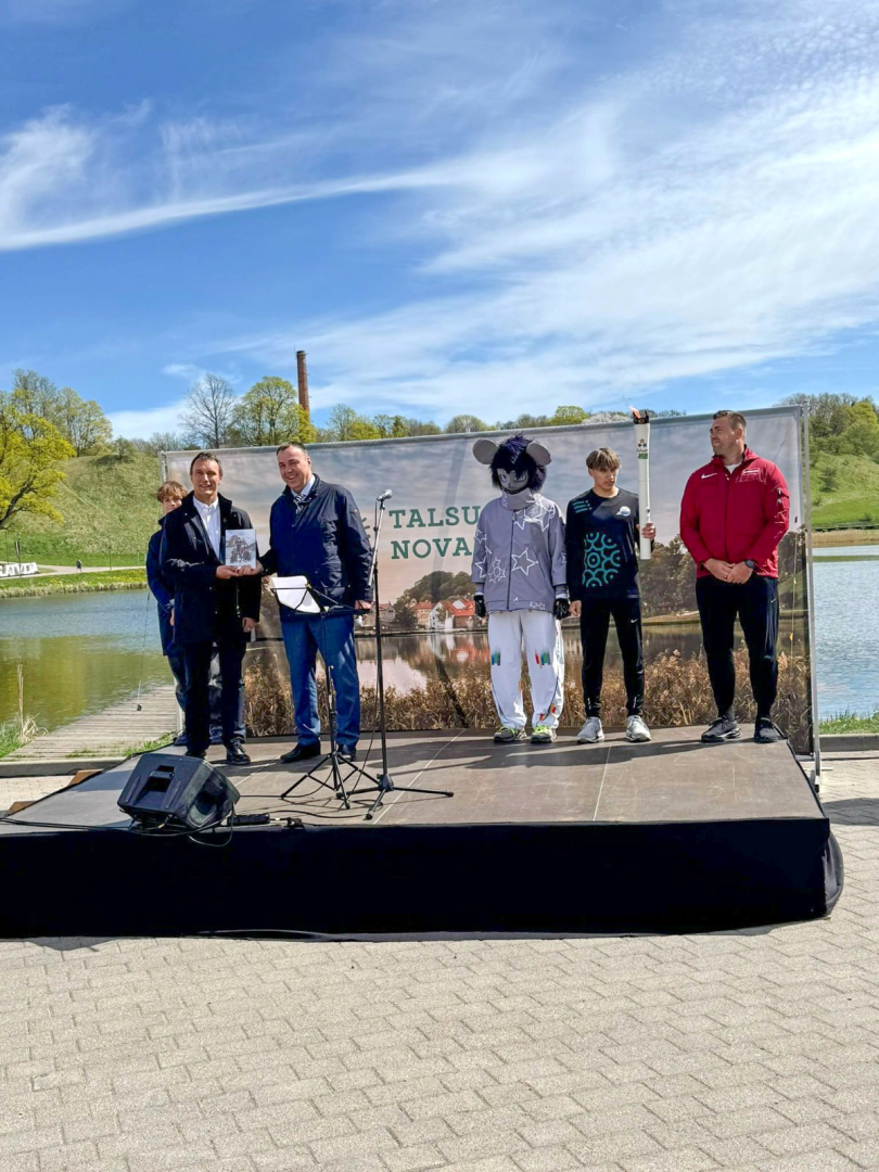 Uz skatuves Raimonds Lazdiņš, Ansis Bērziņš, Viks Viljams Donis, Rolands Štobinders un talismans