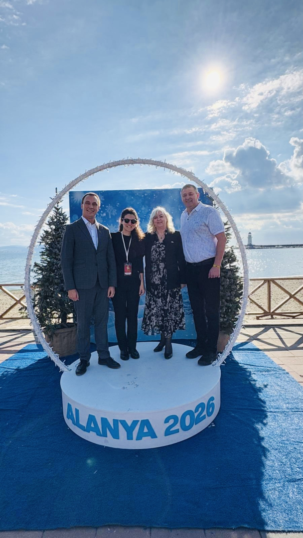 Nākamajā, 2026. gadā, apritēs 20 gadu, kopš Talsu novada pašvaldības un Alānijas pilsētas Turcijā noslēgtā sadarbības līguma. Talsiem un Alānijai ir daudz kas kopīgs, gan līdzība svītrkoda zīmolā, gan nacionālajās rakstu zīmēs, gan viesmīlībā. Alānija daudzkārt viesos ir uzņēmusi Talsu novada dejojošos, dziedošos un sportojošos bērnus un jauniešus. Pateicoties ciešai sadarbībai, vairākas reizes gadā, Talsu draugi uz Latviju ved tūristu grupas. Alānijā ir Latvijas iedzīvotāju kopiena, kas šobrīd par savām mā