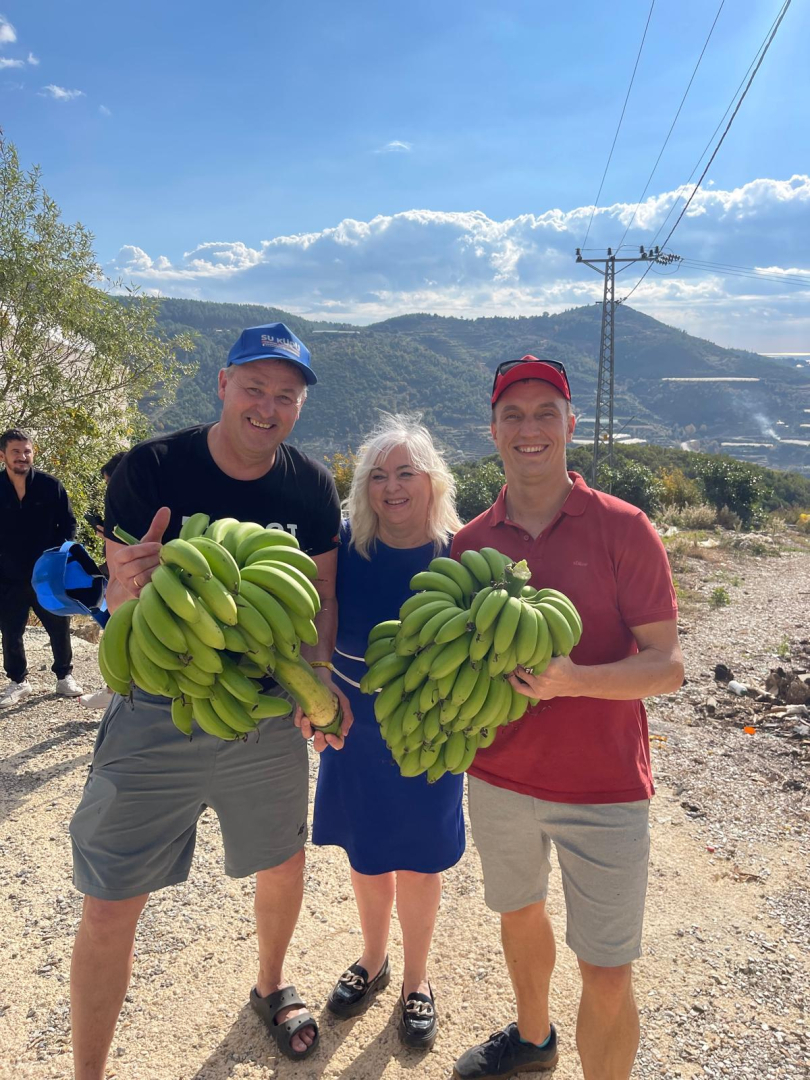 Nākamajā, 2026. gadā, apritēs 20 gadu, kopš Talsu novada pašvaldības un Alānijas pilsētas Turcijā noslēgtā sadarbības līguma. Talsiem un Alānijai ir daudz kas kopīgs, gan līdzība svītrkoda zīmolā, gan nacionālajās rakstu zīmēs, gan viesmīlībā. Alānija daudzkārt viesos ir uzņēmusi Talsu novada dejojošos, dziedošos un sportojošos bērnus un jauniešus. Pateicoties ciešai sadarbībai, vairākas reizes gadā, Talsu draugi uz Latviju ved tūristu grupas. Alānijā ir Latvijas iedzīvotāju kopiena, kas šobrīd par savām mā