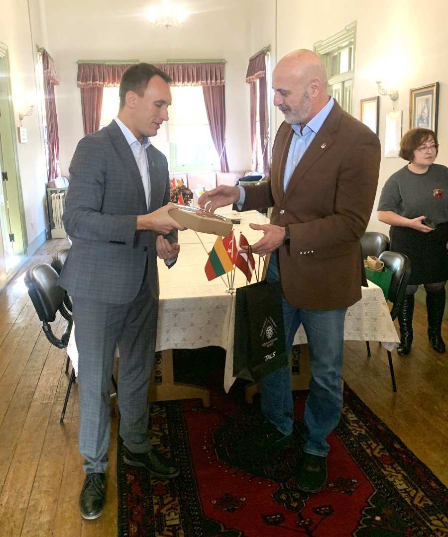 Nākamajā, 2026. gadā, apritēs 20 gadu, kopš Talsu novada pašvaldības un Alānijas pilsētas Turcijā noslēgtā sadarbības līguma. Talsiem un Alānijai ir daudz kas kopīgs, gan līdzība svītrkoda zīmolā, gan nacionālajās rakstu zīmēs, gan viesmīlībā. Alānija daudzkārt viesos ir uzņēmusi Talsu novada dejojošos, dziedošos un sportojošos bērnus un jauniešus. Pateicoties ciešai sadarbībai, vairākas reizes gadā, Talsu draugi uz Latviju ved tūristu grupas. Alānijā ir Latvijas iedzīvotāju kopiena, kas šobrīd par savām mā