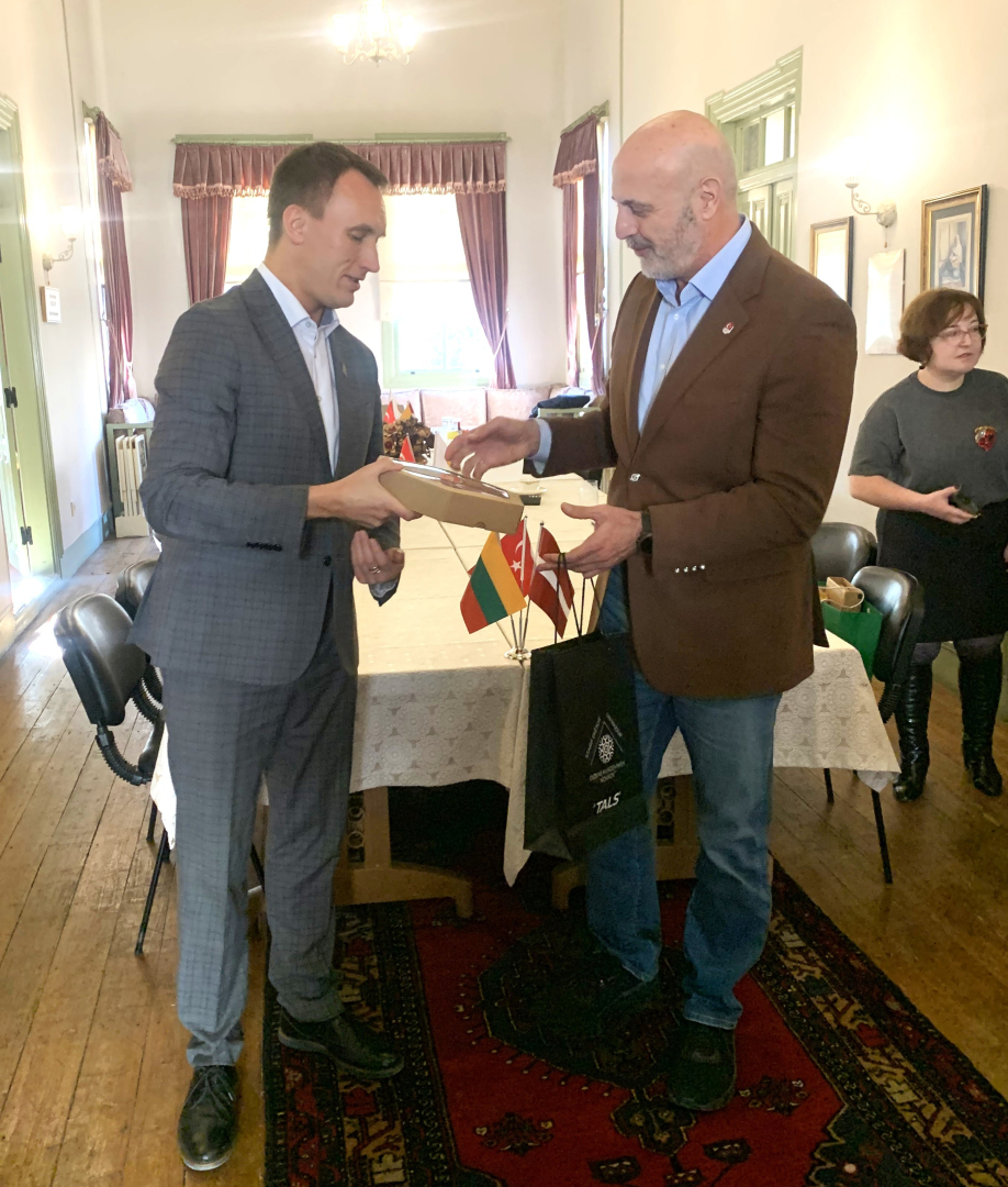 Nākamajā, 2026. gadā, apritēs 20 gadu, kopš Talsu novada pašvaldības un Alānijas pilsētas Turcijā noslēgtā sadarbības līguma. Talsiem un Alānijai ir daudz kas kopīgs, gan līdzība svītrkoda zīmolā, gan nacionālajās rakstu zīmēs, gan viesmīlībā. Alānija daudzkārt viesos ir uzņēmusi Talsu novada dejojošos, dziedošos un sportojošos bērnus un jauniešus. Pateicoties ciešai sadarbībai, vairākas reizes gadā, Talsu draugi uz Latviju ved tūristu grupas. Alānijā ir Latvijas iedzīvotāju kopiena, kas šobrīd par savām mā