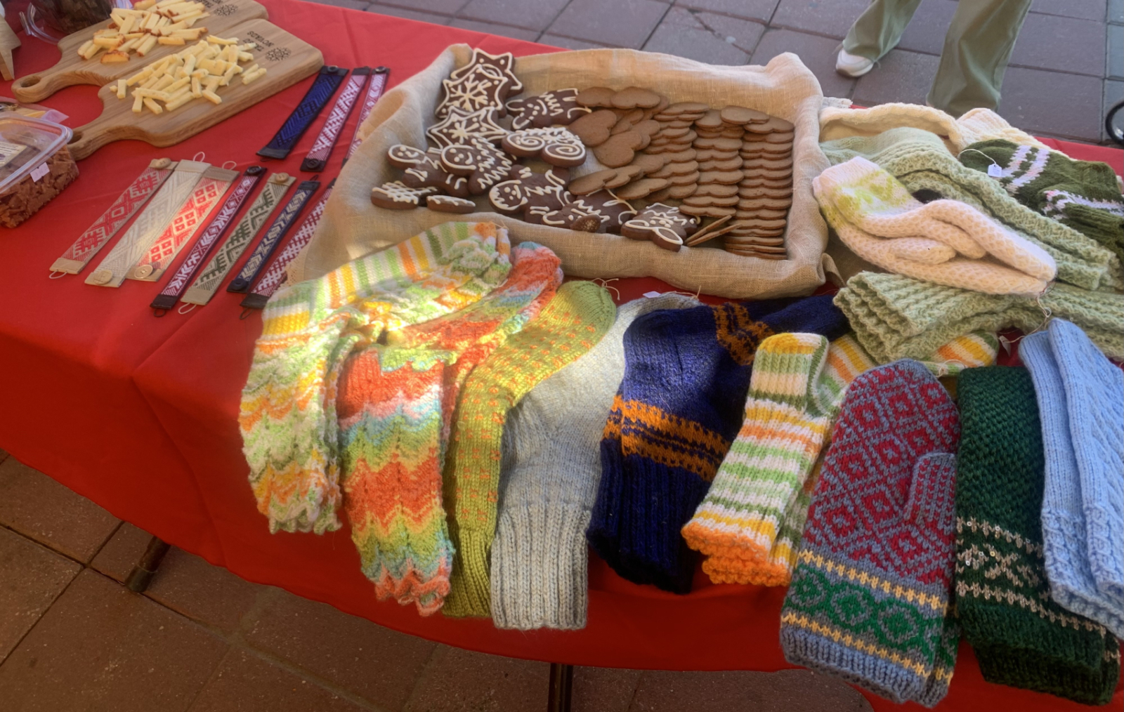 Nākamajā, 2026. gadā, apritēs 20 gadu, kopš Talsu novada pašvaldības un Alānijas pilsētas Turcijā noslēgtā sadarbības līguma. Talsiem un Alānijai ir daudz kas kopīgs, gan līdzība svītrkoda zīmolā, gan nacionālajās rakstu zīmēs, gan viesmīlībā. Alānija daudzkārt viesos ir uzņēmusi Talsu novada dejojošos, dziedošos un sportojošos bērnus un jauniešus. Pateicoties ciešai sadarbībai, vairākas reizes gadā, Talsu draugi uz Latviju ved tūristu grupas. Alānijā ir Latvijas iedzīvotāju kopiena, kas šobrīd par savām mā