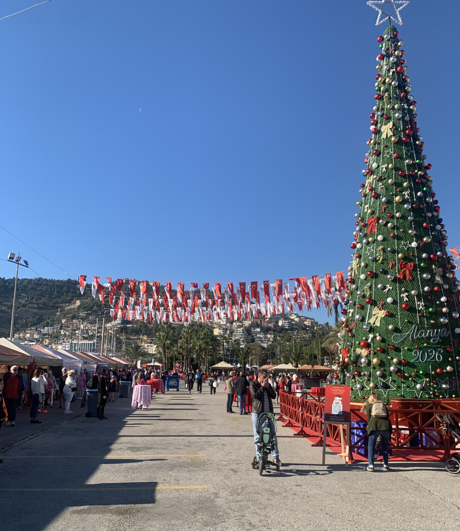 Nākamajā, 2026. gadā, apritēs 20 gadu, kopš Talsu novada pašvaldības un Alānijas pilsētas Turcijā noslēgtā sadarbības līguma. Talsiem un Alānijai ir daudz kas kopīgs, gan līdzība svītrkoda zīmolā, gan nacionālajās rakstu zīmēs, gan viesmīlībā. Alānija daudzkārt viesos ir uzņēmusi Talsu novada dejojošos, dziedošos un sportojošos bērnus un jauniešus. Pateicoties ciešai sadarbībai, vairākas reizes gadā, Talsu draugi uz Latviju ved tūristu grupas. Alānijā ir Latvijas iedzīvotāju kopiena, kas šobrīd par savām mā