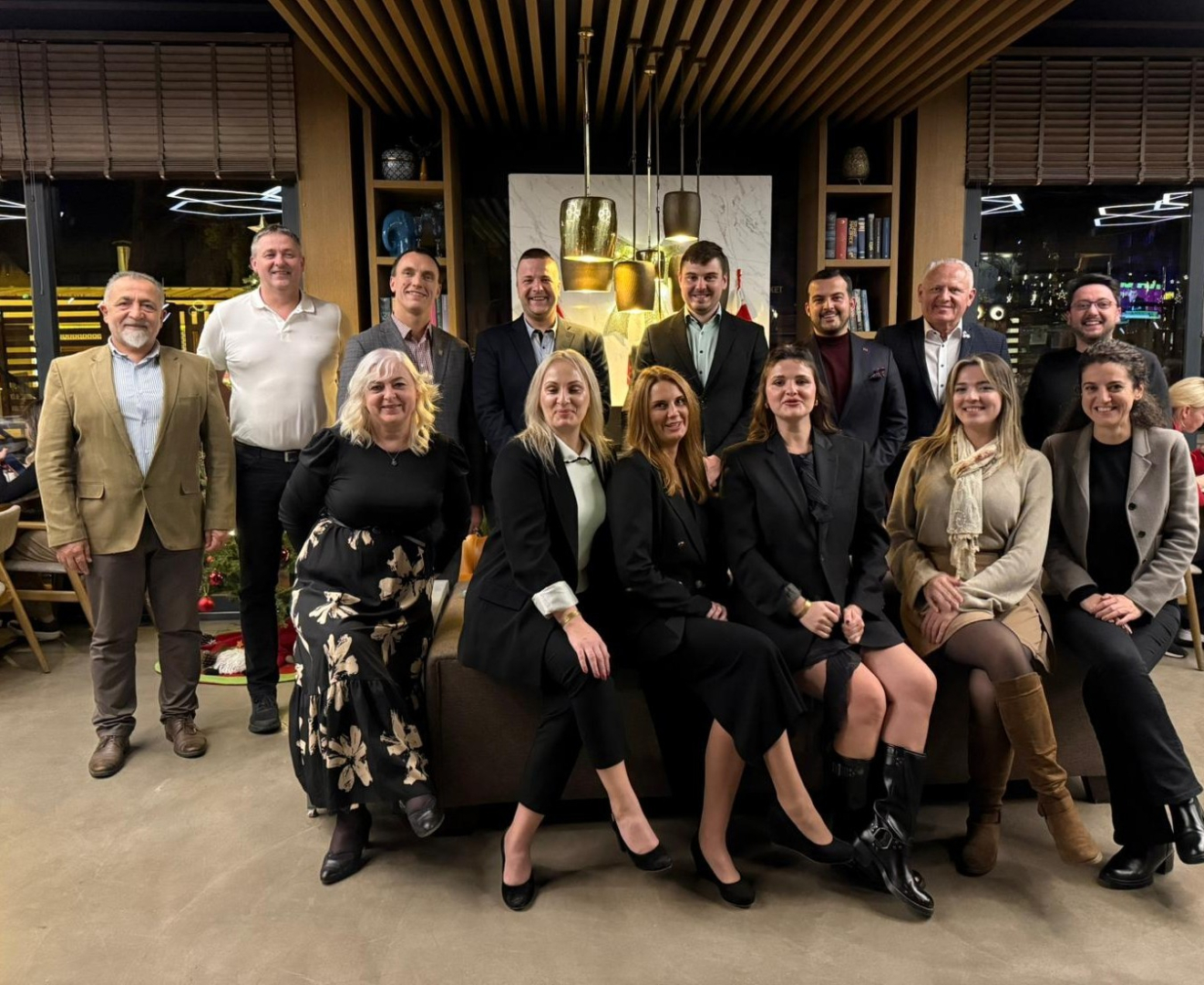 Nākamajā, 2026. gadā, apritēs 20 gadu, kopš Talsu novada pašvaldības un Alānijas pilsētas Turcijā noslēgtā sadarbības līguma. Talsiem un Alānijai ir daudz kas kopīgs, gan līdzība svītrkoda zīmolā, gan nacionālajās rakstu zīmēs, gan viesmīlībā. Alānija daudzkārt viesos ir uzņēmusi Talsu novada dejojošos, dziedošos un sportojošos bērnus un jauniešus. Pateicoties ciešai sadarbībai, vairākas reizes gadā, Talsu draugi uz Latviju ved tūristu grupas. Alānijā ir Latvijas iedzīvotāju kopiena, kas šobrīd par savām mā